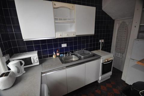 2 bedroom house to rent, Harold Road, Hyde Park, Leeds LS6 1PR