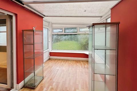 3 bedroom semi-detached house for sale, Denbrook Crescent, West Yorkshire BD4