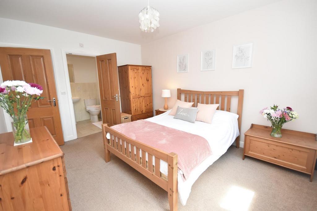 Bedroom 1.jpg