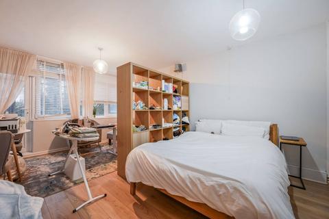 Studio to rent, Bow Road, London E3
