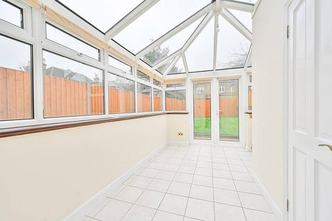 2 bedroom flat to rent, Avenue Road, Acton, W3