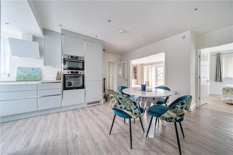 4 bedroom detached bungalow for sale, Carisbrooke Court, Romsey, Hampshire
