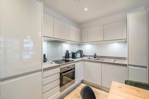 2 bedroom flat for sale, Lakeside Drive, London NW10