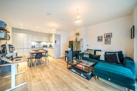 2 bedroom flat for sale, Lakeside Drive, London NW10