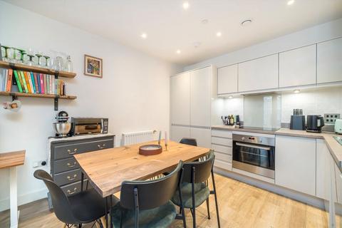 2 bedroom flat for sale, Lakeside Drive, London NW10