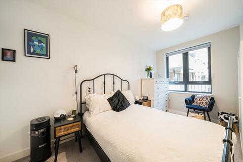 2 bedroom flat for sale, Lakeside Drive, London NW10