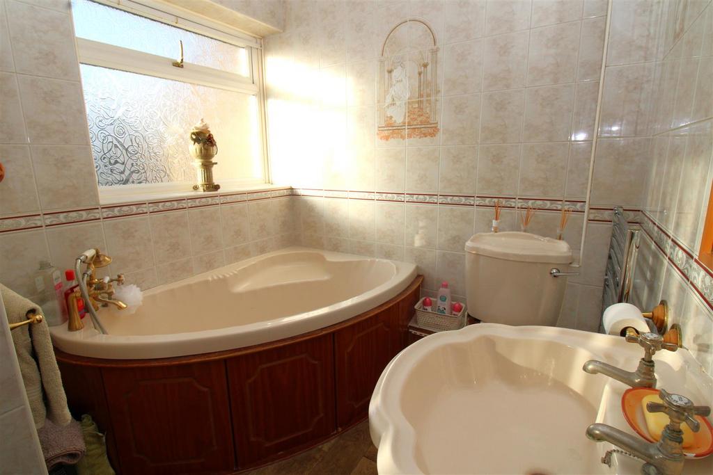 Ensuite Bathroom.JPG