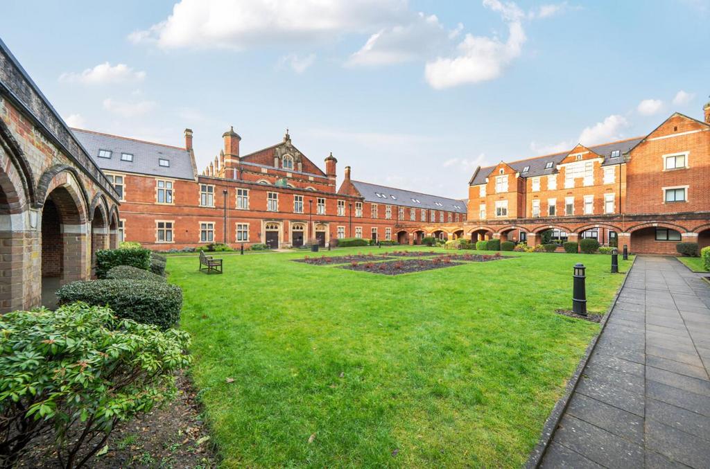 Davidson Frost-Wellings, DFW, Connaught House, Bus
