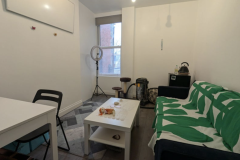 1 bedroom in a flat share to rent, Aldermans Hill, London N13
