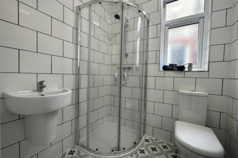 1 bedroom in a flat share to rent, Aldermans Hill, London N13