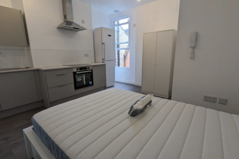 1 bedroom in a flat share to rent, Aldermans Hill, London N13