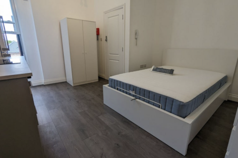 1 bedroom in a flat share to rent, Aldermans Hill, London N13