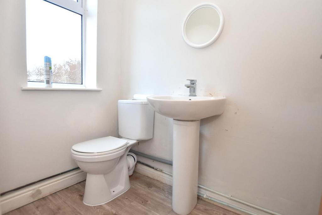 Bathroom (2).jpg