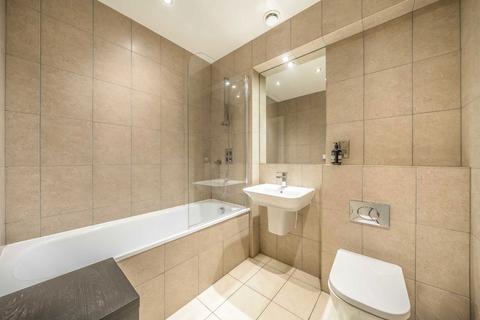 2 bedroom flat to rent, Larkwood Avenue, London SE10