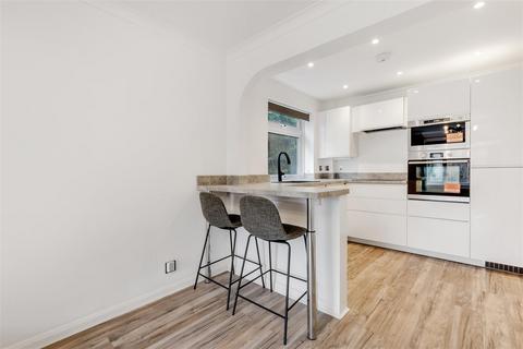 2 bedroom flat to rent, Grand Drive, Raynes Park SW20