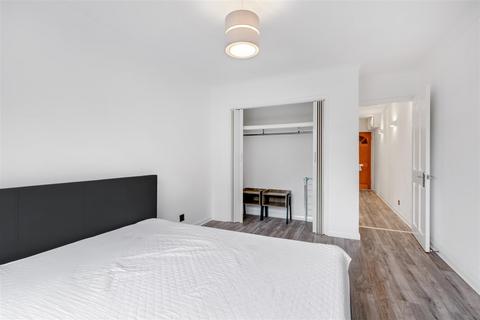 2 bedroom flat to rent, Grand Drive, Raynes Park SW20