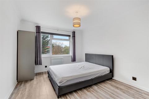 2 bedroom flat to rent, Grand Drive, Raynes Park SW20