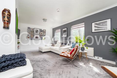 4 bedroom apartment to rent, Farnham Court, Cheam SM3