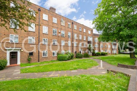 4 bedroom apartment to rent, Farnham Court, Cheam SM3