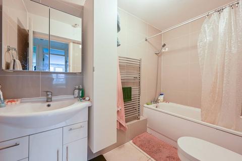 2 bedroom flat to rent, London E3