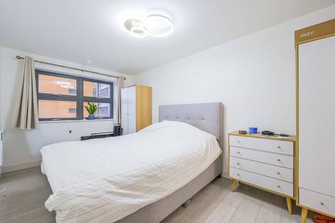2 bedroom flat to rent, London E3