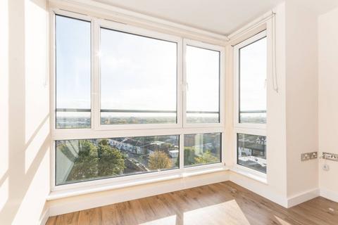 2 bedroom flat to rent, The Green, Southall, UB2