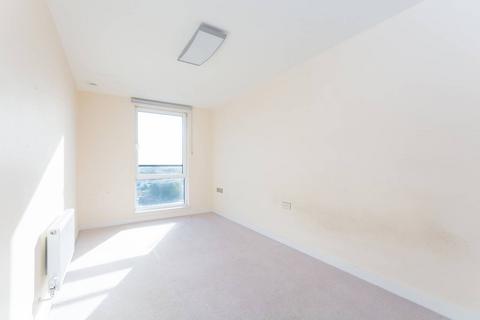 2 bedroom flat to rent, The Green, Southall, UB2
