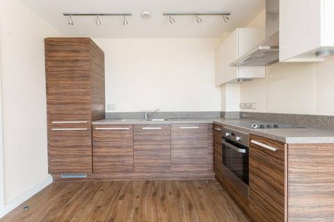 2 bedroom flat to rent, The Green, Southall, UB2