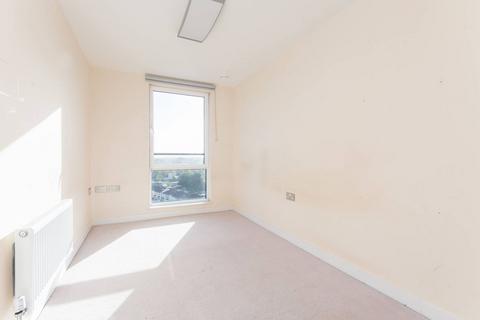 2 bedroom flat to rent, The Green, Southall, UB2