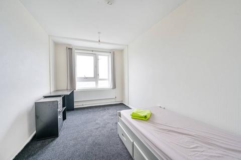 3 bedroom flat to rent, Academy Gardens, Hayes and Harlington, Northolt, UB5