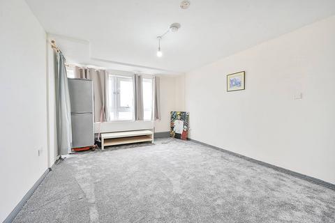 3 bedroom flat to rent, Academy Gardens, Hayes and Harlington, Northolt, UB5