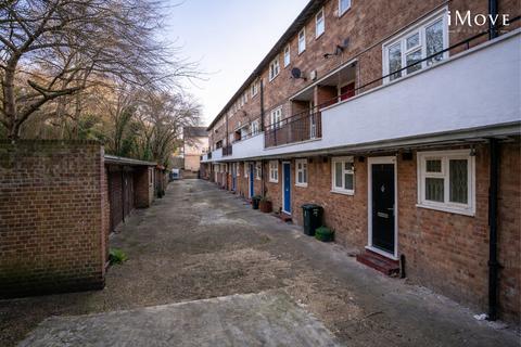 2 bedroom flat for sale, Hogarth House, London SE27