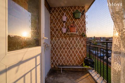 2 bedroom flat for sale, Hogarth House, London SE27