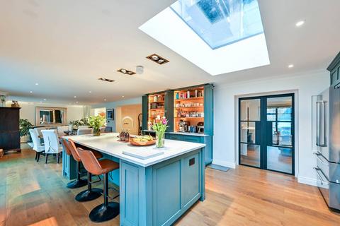 5 bedroom detached house to rent, Tilehouse Road, Guildford, GU4