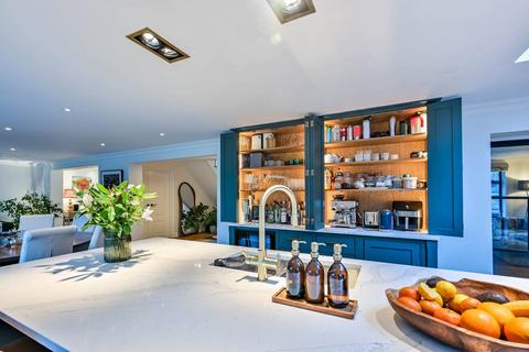 5 bedroom detached house to rent, Tilehouse Road, Guildford, GU4