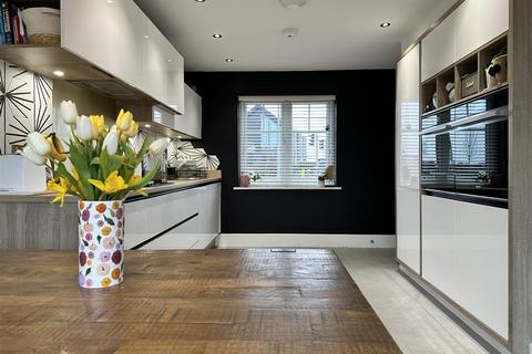 4 bedroom detached house for sale, Ribbon Pond Drive, Middlebeck, Newark