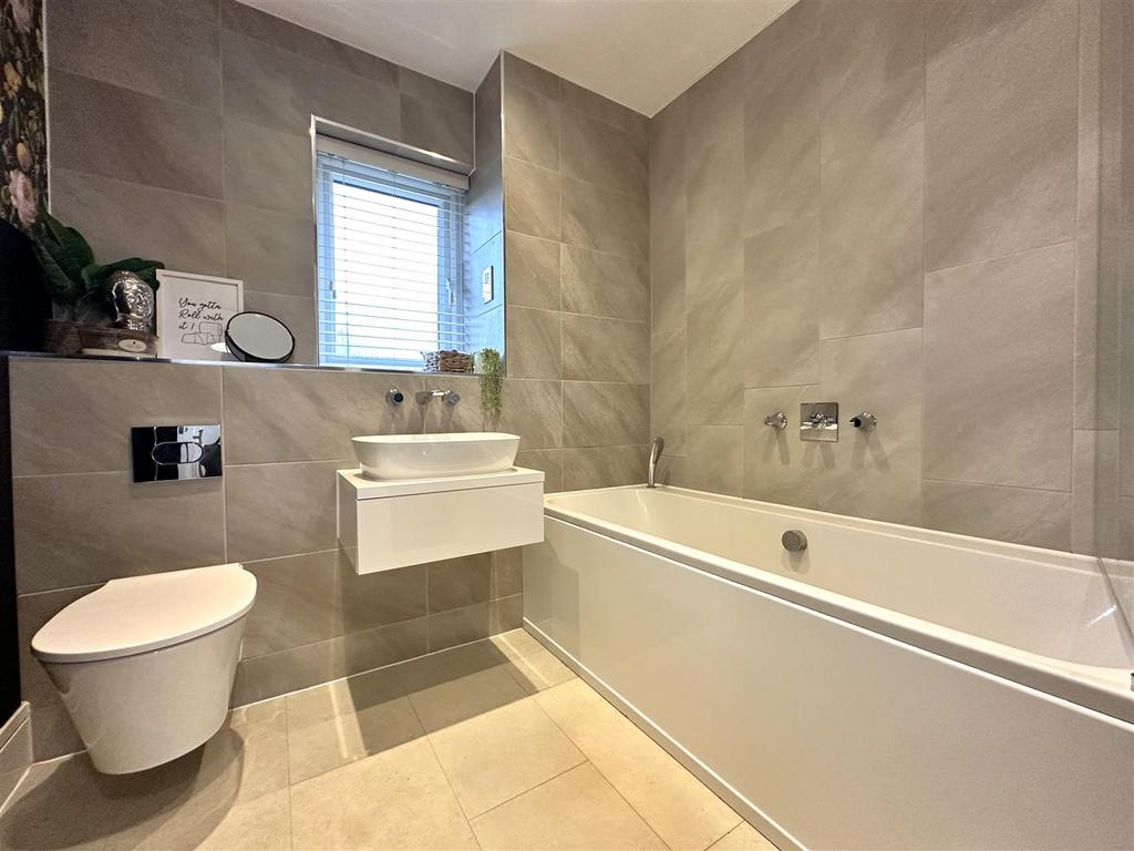 Family Bathroom 117
