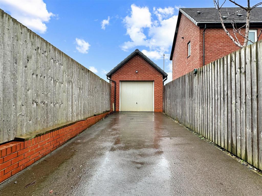 Detached Garage & Driveway 276