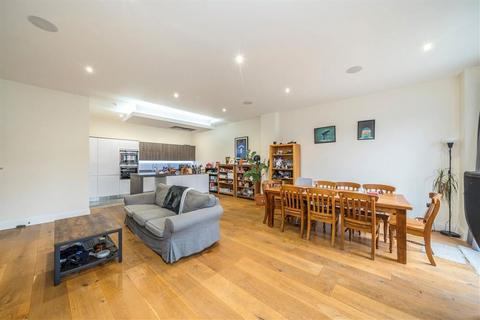 3 bedroom flat to rent, Glasshill Street, London SE1