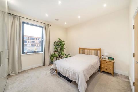 3 bedroom flat to rent, Glasshill Street, London SE1
