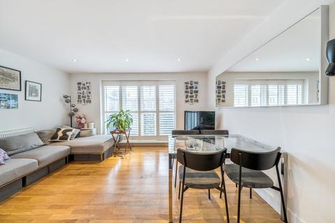 2 bedroom flat for sale, Falcon Road, London, SW11