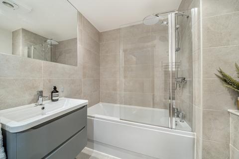 2 bedroom flat for sale, Falcon Road, London, SW11