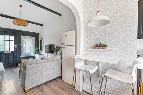 2 bedroom apartment for sale, The Crescent, Farnham, Surrey, GU9