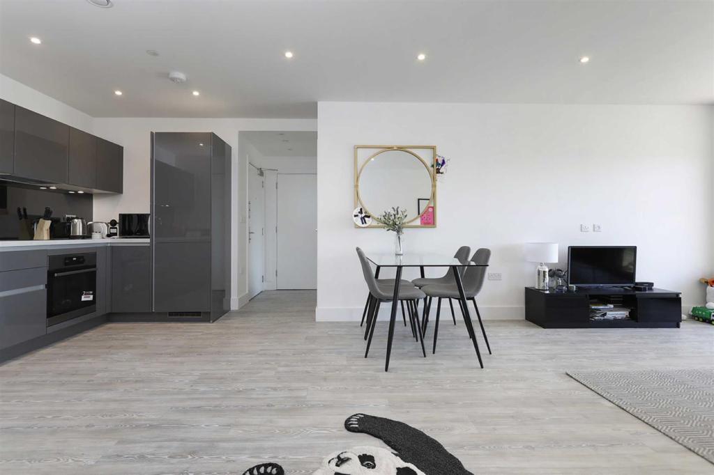 Sandown-house-high-street-staines-upon-thames-tw18
