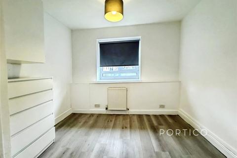 1 bedroom in a flat share to rent, Mursell Estate, London, SW8