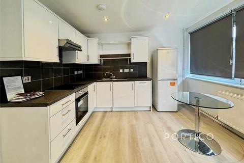 1 bedroom in a flat share to rent, Mursell Estate, London, SW8