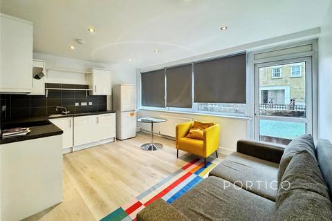 1 bedroom in a flat share to rent, Mursell Estate, London, SW8