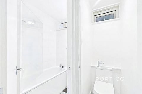 1 bedroom in a flat share to rent, Mursell Estate, London, SW8