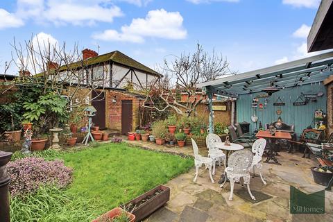 4 bedroom semi-detached house for sale, Lancing Gardens