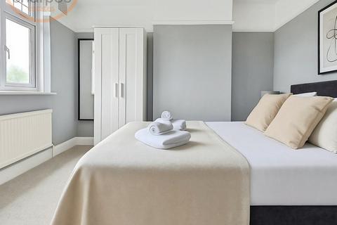 1 bedroom apartment to rent, Fairway, London